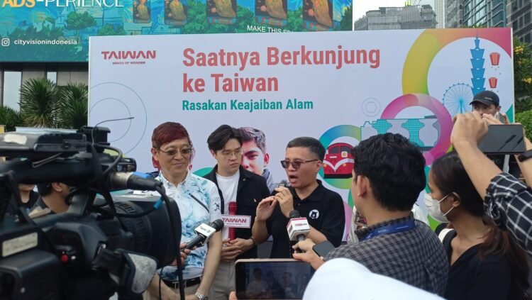 Perwakilan dari Taipei Economic and Trade Office (TETO) Lin Xin Ren (foto paling kiri) dan Direktur Dinas Pariwisata Taiwan di Jakarta, Zhou Shi bi